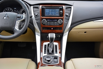 2017款帕杰罗·劲畅SPORT 3.0L自动V6中东版