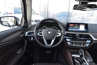 2019款宝马5系2.0T自动530Li 尊享型豪华套装