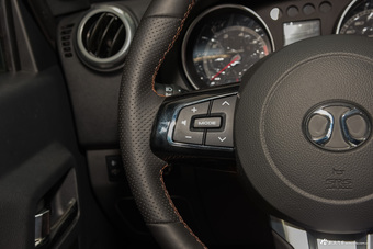 2016款北京BJ40L 2.0T手动四驱尊贵版 极夜黑