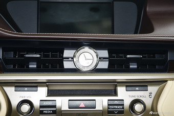 2015款雷克萨斯ES 2.5L自动300h尊贵版