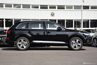 2018款奥迪Q7 3.0T自动45TFSI尊贵型