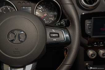 2016款北京BJ40L 2.0T手动四驱尊贵版 极夜黑