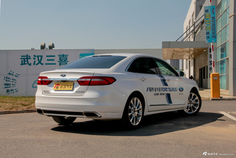 2015款金牛座2.7T自动旗舰型 雅典白