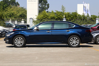 2017款英菲尼迪Q70L 2.5L自动精英版