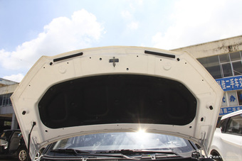 2016款中华V3 1.5T自动旗舰型 冰雪白