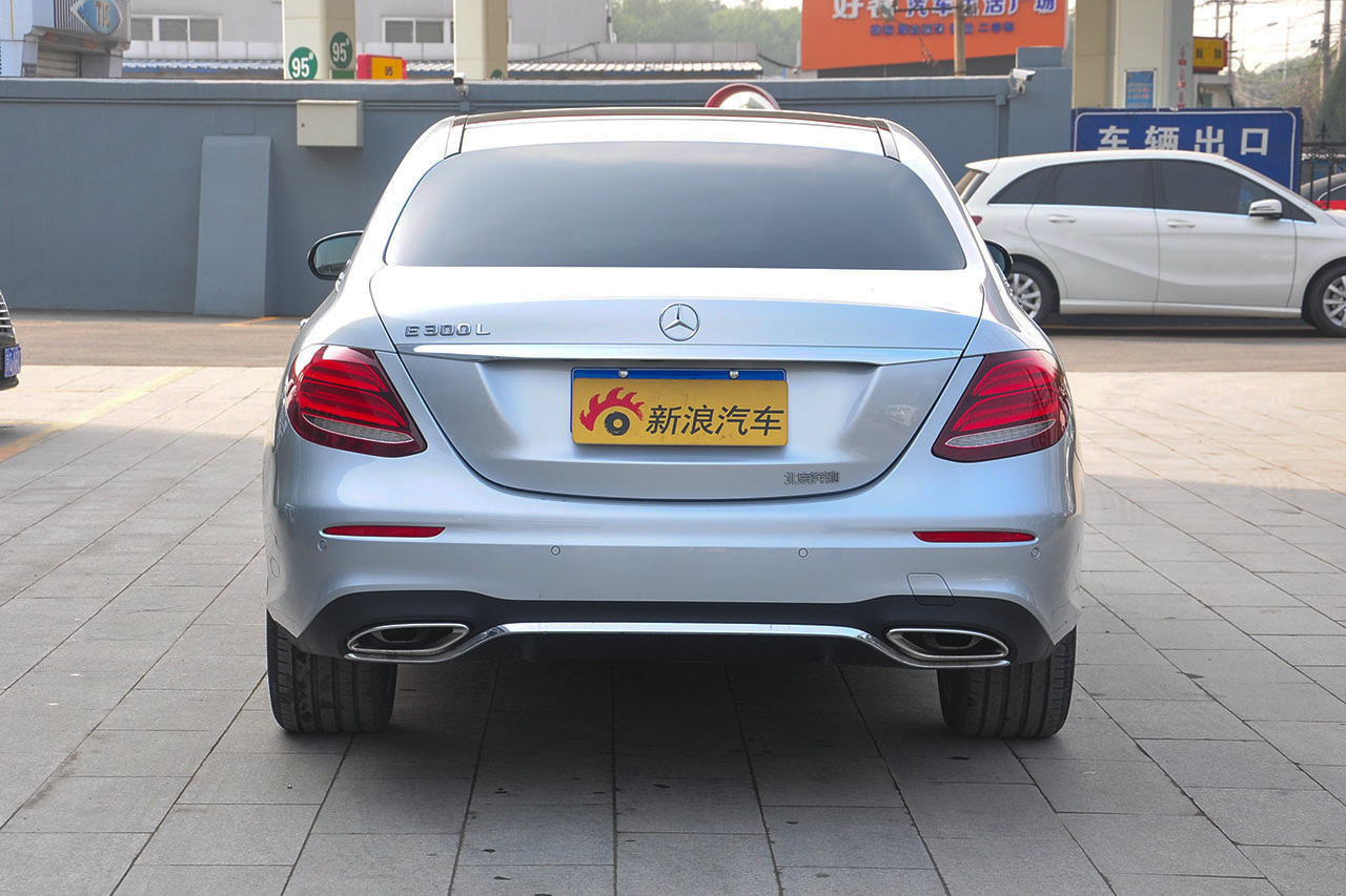 2016款奔驰E级2.0T自动E300L 运动豪华型