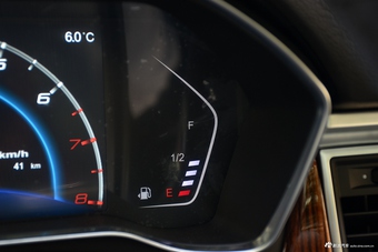 2017款众泰SR9 2.0T 手动极致之梦版（黑色）