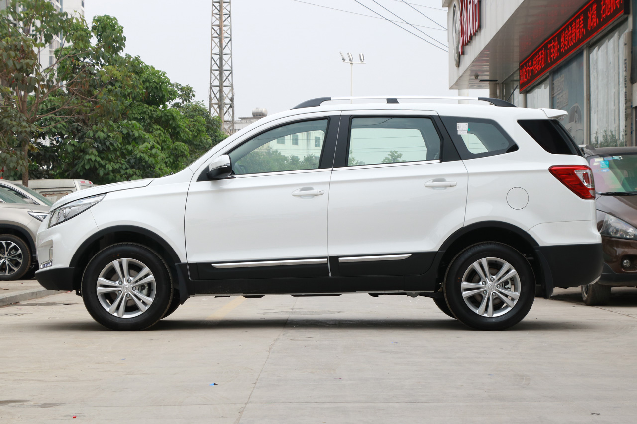 2017款北汽幻速S3 1.5L手动豪华型