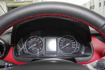 2016款昌河Q25 1.5L手动乐趣版 炫酷白