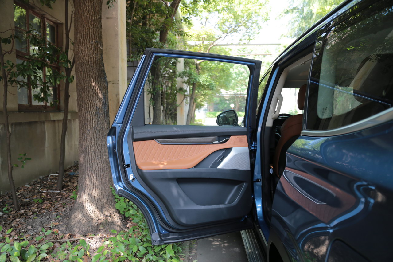 2017上汽大通D90 2.0TGI自动四驱高配版