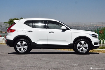 2019款沃尔沃XC40 2.0T四驱破晓冰雪白T4