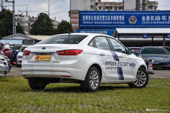 2015款福睿斯1.5L手动时尚型