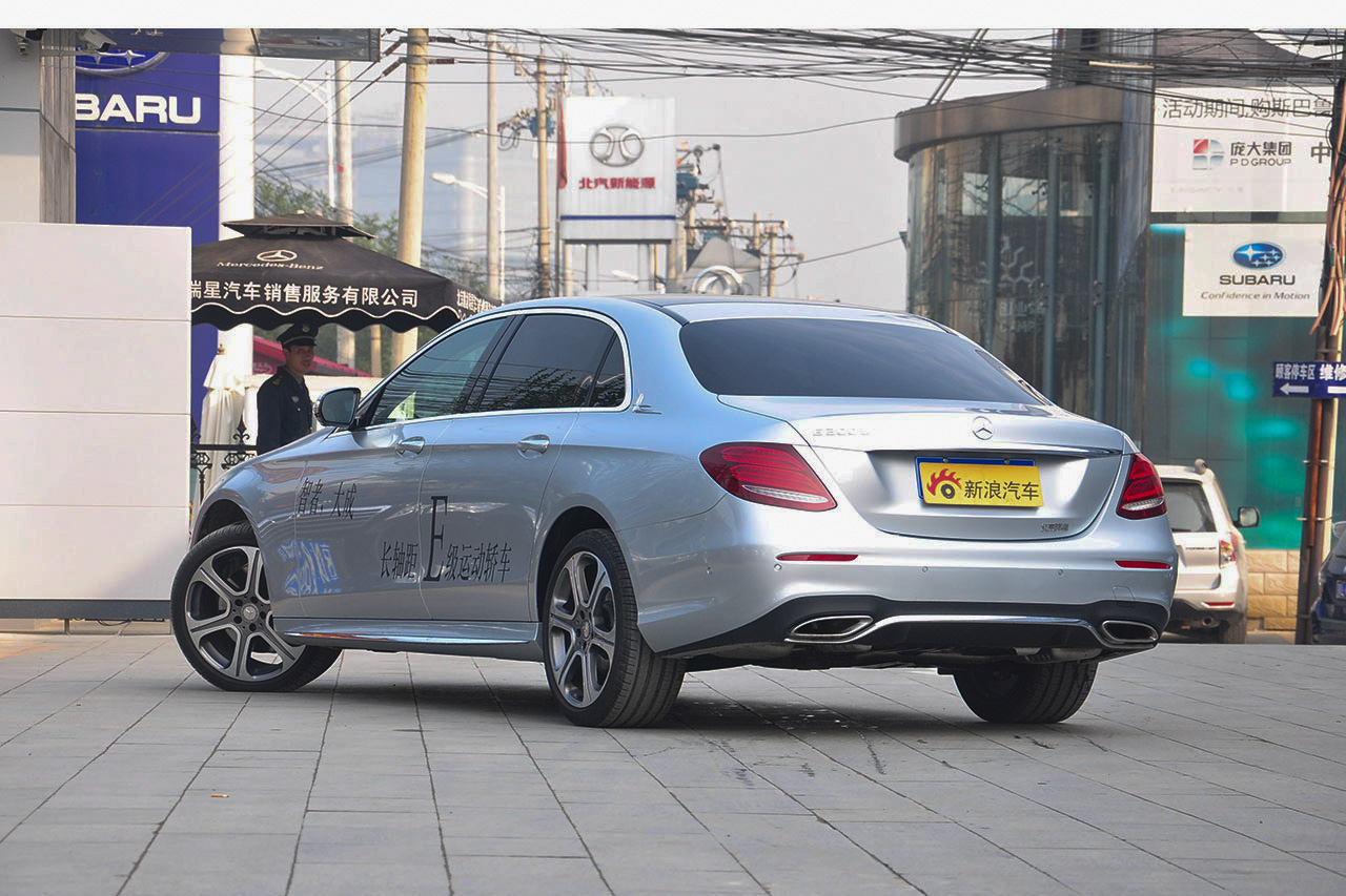 2016款奔驰E级2.0T自动E300L 运动豪华型