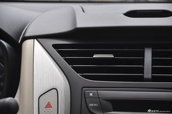 2015款启辰D50 1.6L自动时尚版