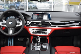 2018款宝马7系740Li 3.0T自动尊享型M运动套装xDrive黑焰版