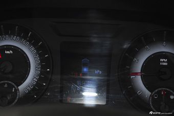 2015款荣威950 2.0T自动豪华行政版