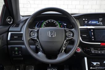 2016款本田雅阁混动2.0L自动锐尊版宝石红 