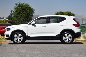 2019款沃尔沃XC40 2.0T四驱破晓冰雪白T4