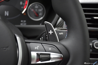 2017款宝马M4自动敞篷轿跑车