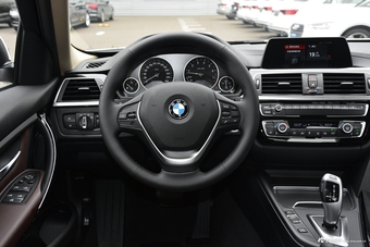 2018款宝马3系2.0T自动320Li 时尚型