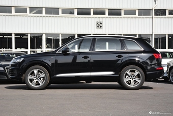 2018款奥迪Q7 3.0T自动45TFSI尊贵型