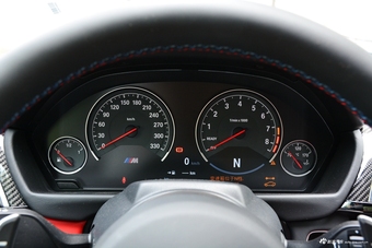 2017款宝马M4自动敞篷轿跑车