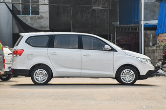 2016款宝骏730 1.5L手动超值版 7座