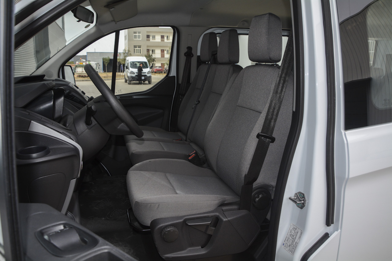 2017款新全顺 2.0T自动汽油多功能商用车短轴低顶