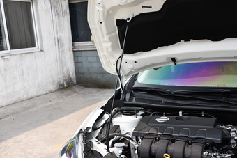 2016款轩逸1.8L自动XV智尊版 珠光白