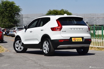 2019款沃尔沃XC40 2.0T四驱破晓冰雪白T4