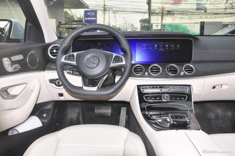 2016款奔驰E级2.0T自动E300L 运动豪华型