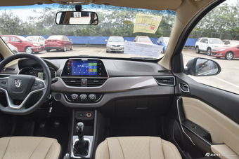 2017款宝骏310W 1.5L手动时尚型