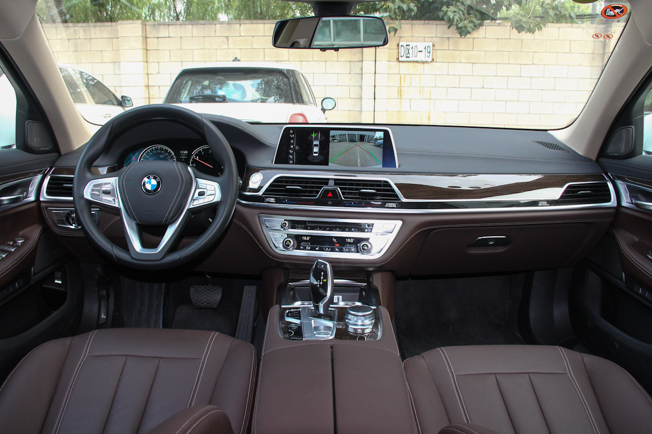 2017款宝马7系730Li 2.0T自动豪华型