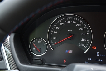 2017款宝马M4自动敞篷轿跑车