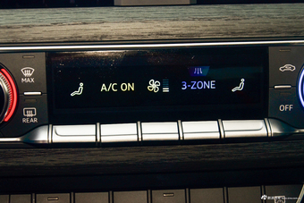 2018款奥迪A4L 2.0T自动30周年年型45 TFSI quattro个性运动版