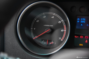 2016款北京BJ40L 2.0T手动四驱尊贵版 极夜黑