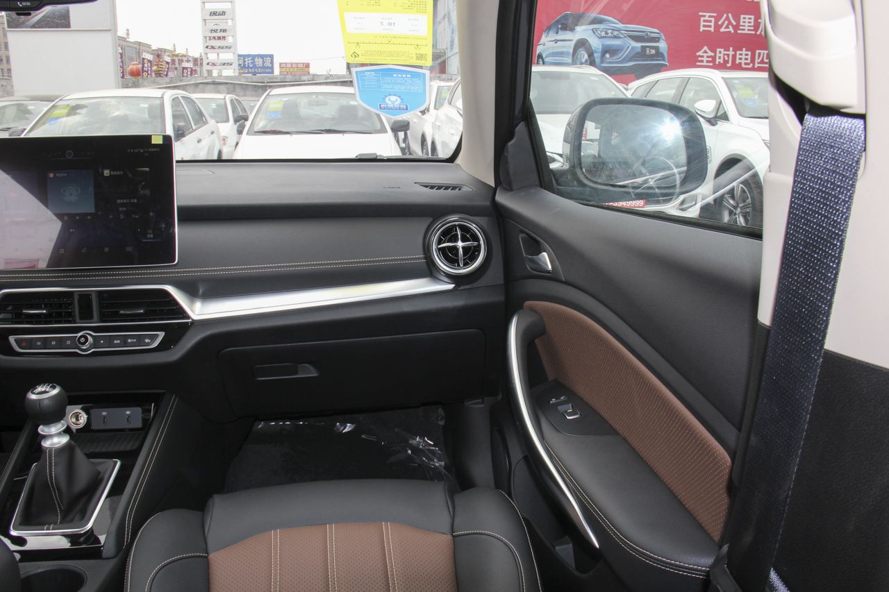 2019款比亚迪宋1.5TI手动智联越动型