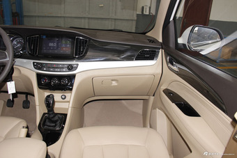 2016款宝骏730 1.5T手动舒适版 7座