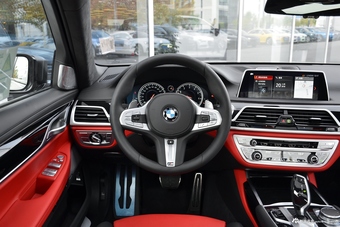 2018款宝马7系740Li 3.0T自动尊享型M运动套装xDrive黑焰版