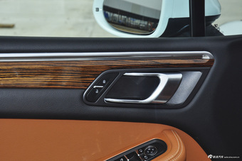 2017款众泰SR9 2.0T手动极致之心版