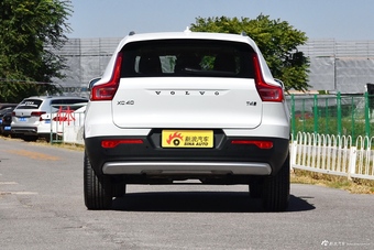 2019款沃尔沃XC40 2.0T四驱破晓冰雪白T4