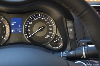 2019款英菲尼迪Q70L 2.0T自动豪华版