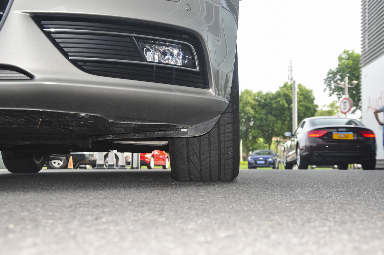 2016款奥迪A4L 2.0T自动35TFSI典藏版标准型 白金色