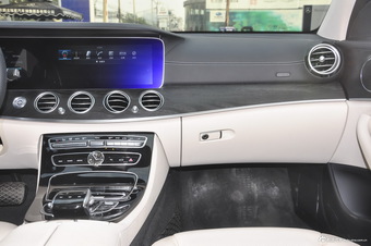 2016款奔驰E级2.0T自动E300L 运动豪华型