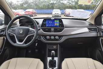 2017款宝骏310W 1.5L手动时尚型