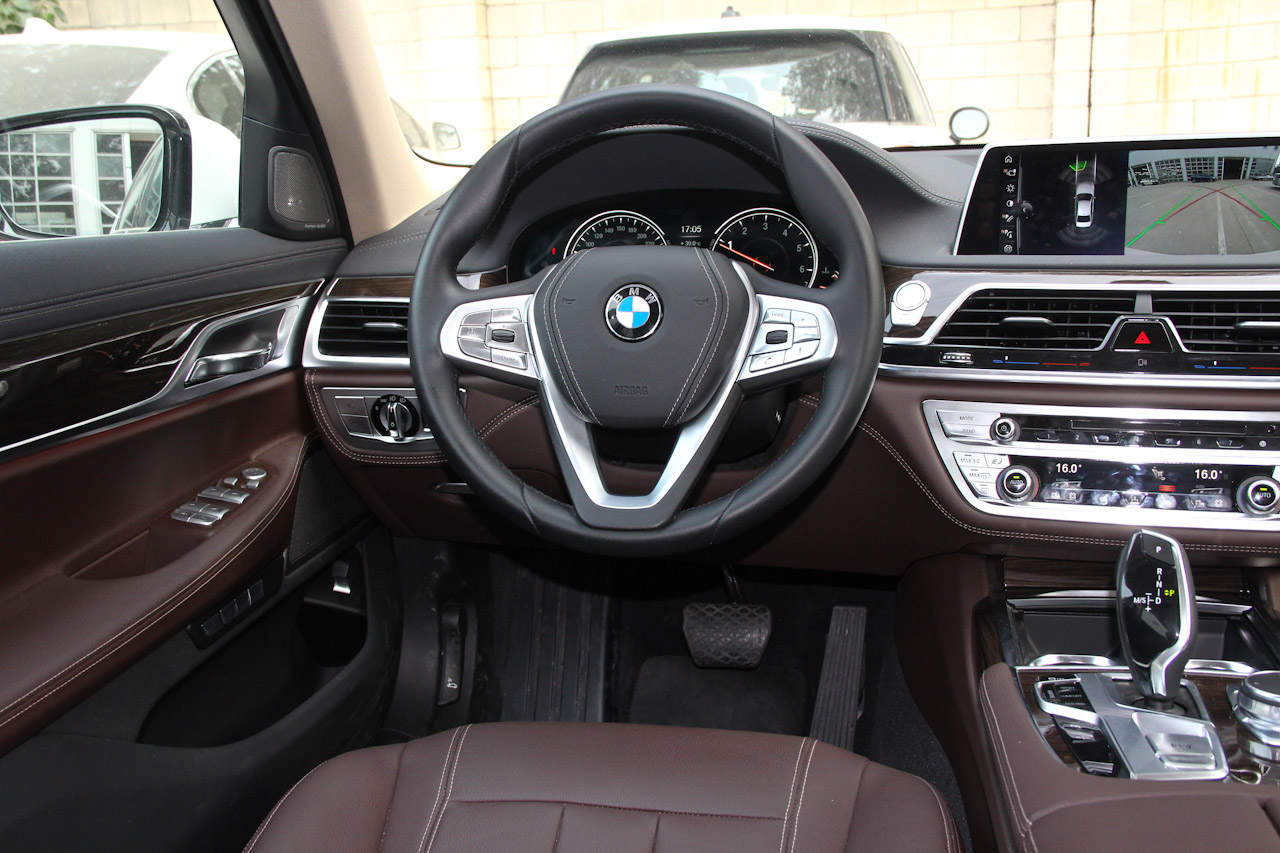 2017款宝马7系730Li 2.0T自动豪华型