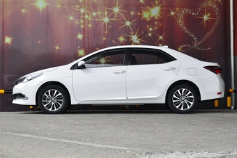 2017款卡罗拉改款双擎1.8L自动CVT精英版