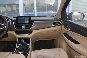 2017款宝骏730 1.5T手动风尚型7座