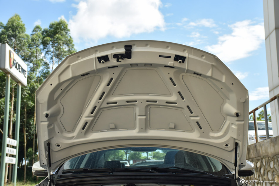 2014款荣威550S 1.8L自动智选版 温莎白