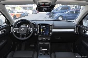 2019款沃尔沃XC40 2.0T四驱破晓冰雪白T4图片